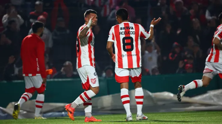 Russo celebra su gol junto a Acevedo.
