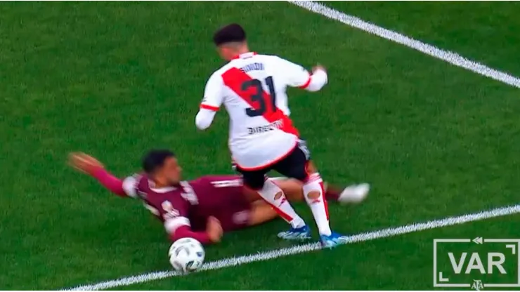 La mano de Luciatti en el River vs. Lanús.
