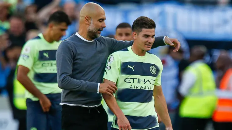 Pep Guardiola no descartó la posibilidad de que Julián Álvarez salga del Manchester City en este mercado de pases.
