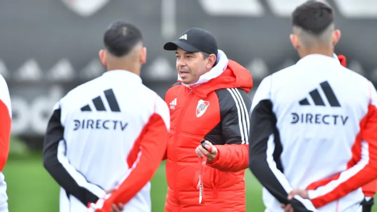 Marcelo Gallardo dirigiendo una práctica de River.
