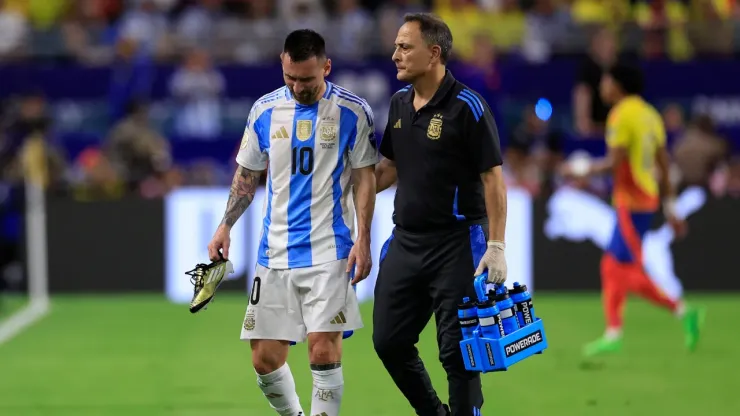 Así salió Messi de la cancha tras su lesión en la final de la Copa América 2024.
