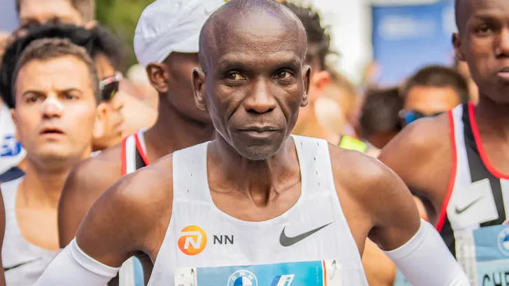 Eliud Kipchoge no pudo terminar la maratón en París 2024
