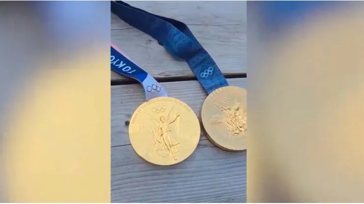 Comparan las medallas de Tokio 2020 y París 2024.
