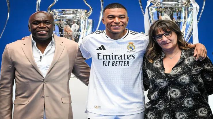 Kylian Mbappé junto a sus padres en la presentación como jugador del Real Madrid.
