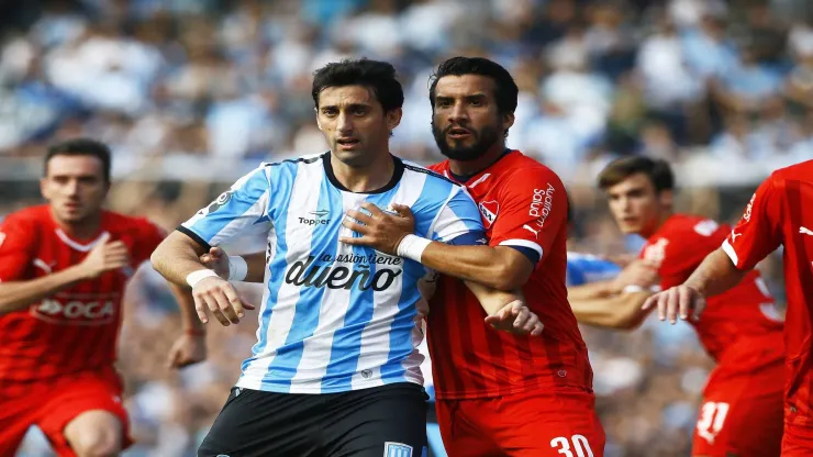 Racing e Independiente protagonizan el Clásico de Avellaneda.
