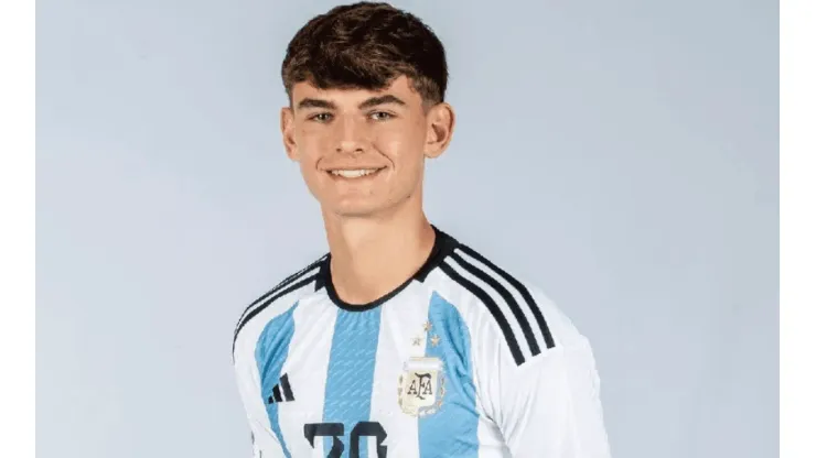 Nico Paz con la camiseta de la Selección Argentina.
