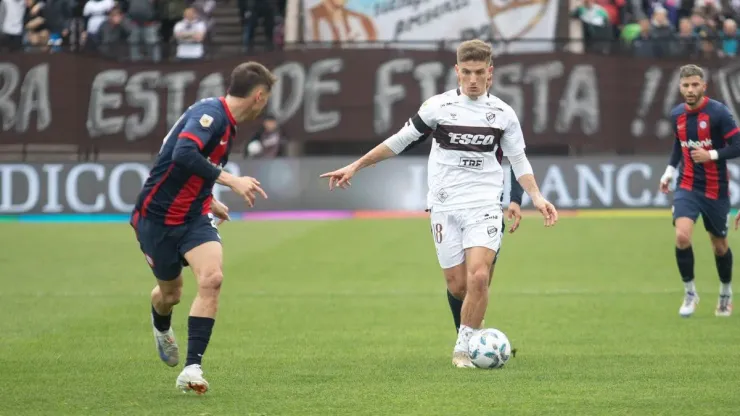 Partido intenso entre Platense y San Lorenzo.
