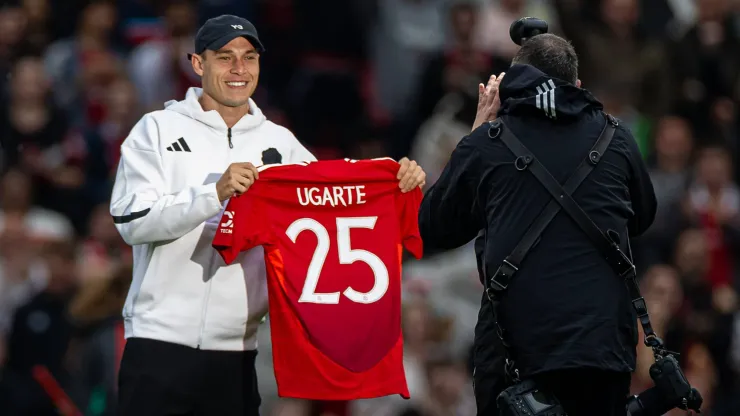 Manuel Ugarte ya fue presentado en Manchester United.
