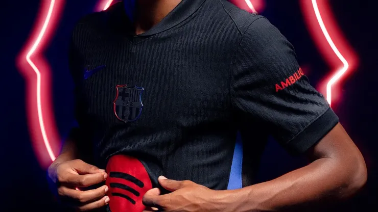 Barcelona lanzó su camiseta suplente para la Temporada 2024/25
