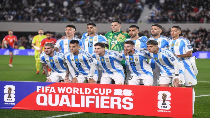 La Selección Argentina enfrenta a Colombia en un mítico estadio de Barranquilla.
