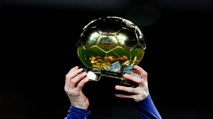 El Balón de Oro es el premio que se le entrega al mejor jugador de la temporada.
