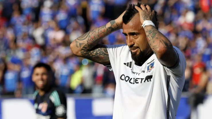 Arturo Vidal con la camiseta de Colo Colo.
