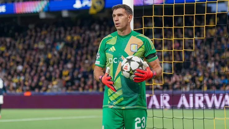 Dibu Martínez en su debut en Champions con Aston Villa.
