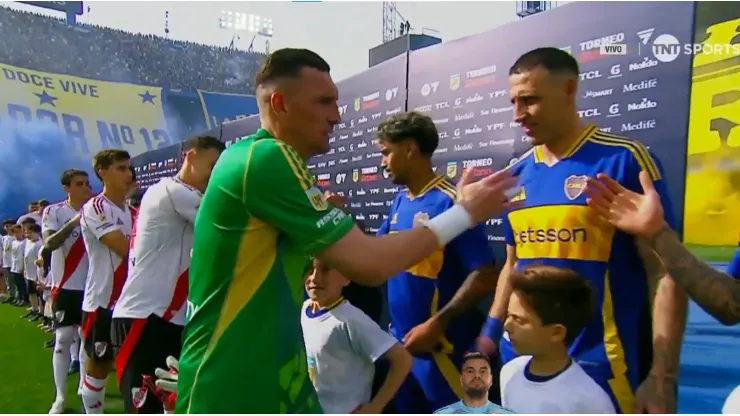 Franco Armani y Cristian Lema en el saludo protocolar.
