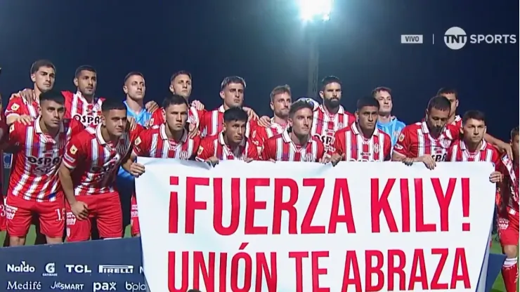 Los jugadores de Unión posando con la bandera.
