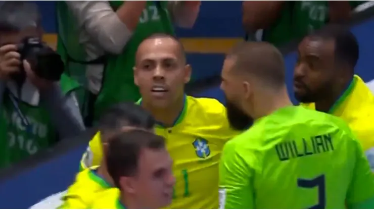 Los jugadores de Brasil celebrando el segundo gol.
