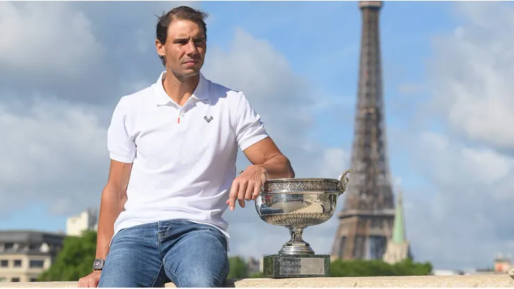 Rafael Nadal con la Torre Eiffel de fondo, tras ganar su último Roland Garros en 2022.
