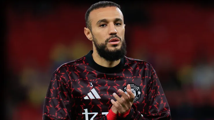 Noussair Mazraoui, jugador del Manchester United, fue operado
