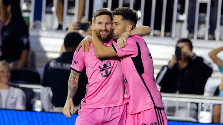 Messi, felicitado por Alba por su gran actuación ante New England Revolution.
