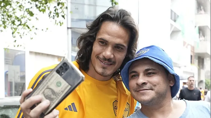 Cavani con un hincha en Rosario.
