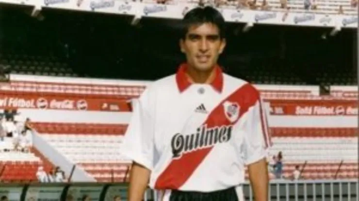 Norberto Acosta con la camiseta de River.
