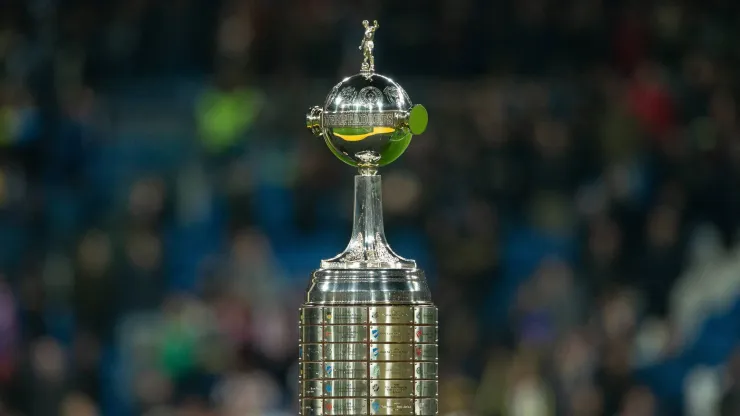 El trofeo de la Libertadores espera por su nuevo dueño.
