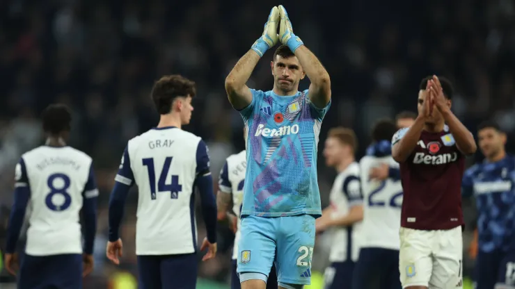 Tottenham se burló de Dibu Martínez tras la goleada al Aston Villa por Premier League