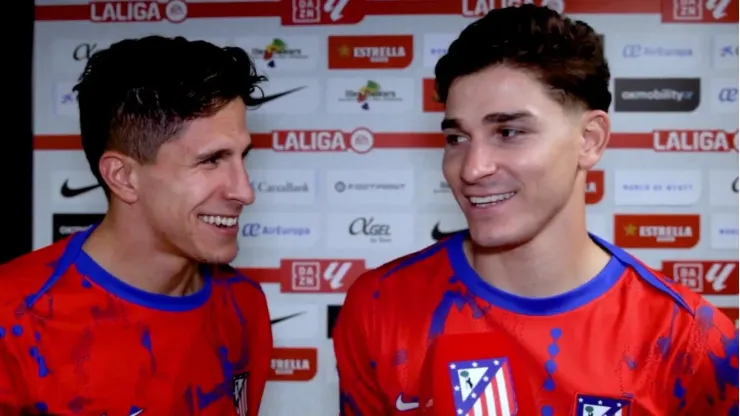 Giuliano Simeone y Julián Álvarez tras la victoria del Colchonero.
