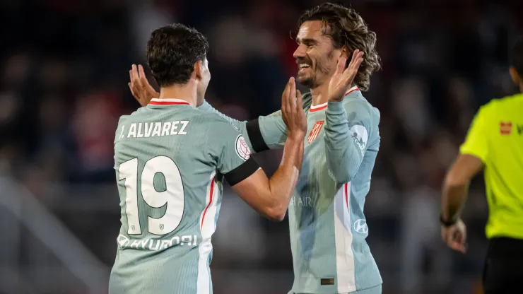 Julián Álvarez junto a Antoine Griezmann.
