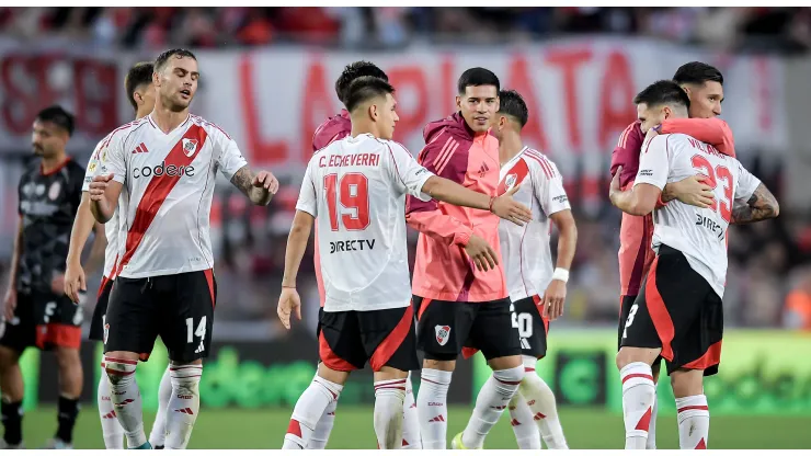 BUENOS AIRES, ARGENTINA - NOVEMBER 10: Players of River Plate celebrates after winning the Liga Profesional 2024 match against Barracas Central at Estadio M·s Monumental Antonio Vespucio Liberti on November 10, 2024 in Buenos Aires, Argentina. (Photo by Marcelo Endelli/Getty Images)
