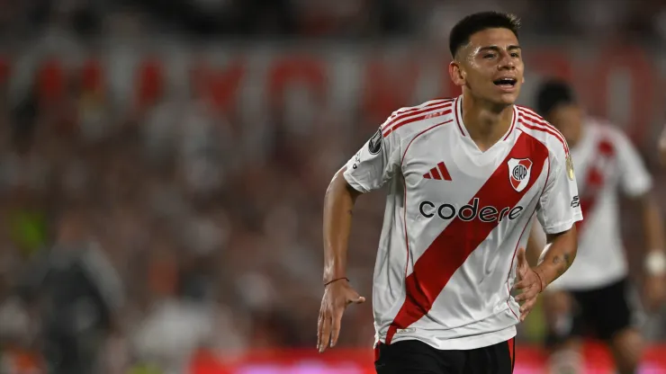 Claudio Echeverri con la camiseta de River.
