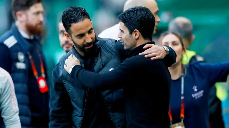 Ruben Amorim y Mikel Arteta se saludan en el enfrentamiento de Sporting Lisboa ante Arsenal por la UEFA Europa League 2022-2023.
