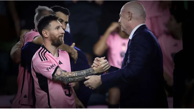 Messi junto a Infantino.
