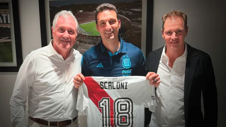 Lionel Scaloni recibió la camiseta de River como regalo.
