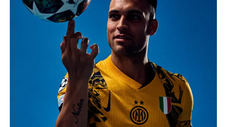 Lautaro Martínez con la camiseta de la final. (Foto: Inter)