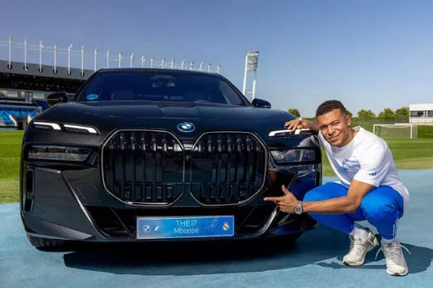 Mbappé con su nuevo BMW. (Foto: Getty)