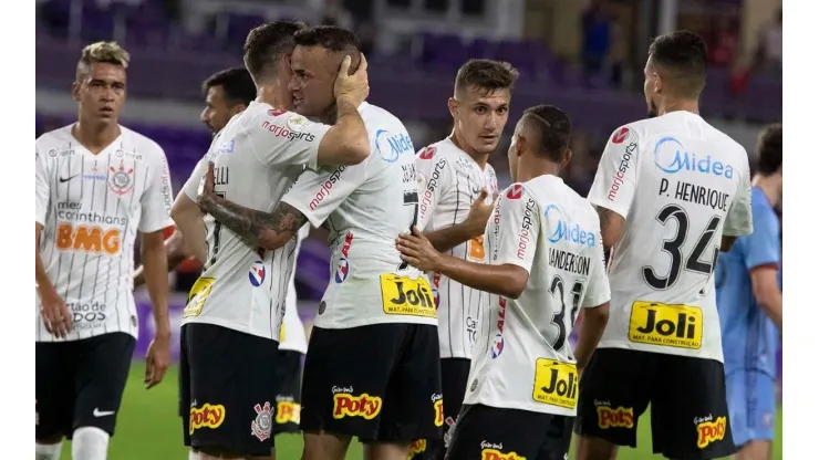 Torcida do Corinthians protesta contra jogador "prestigiado"