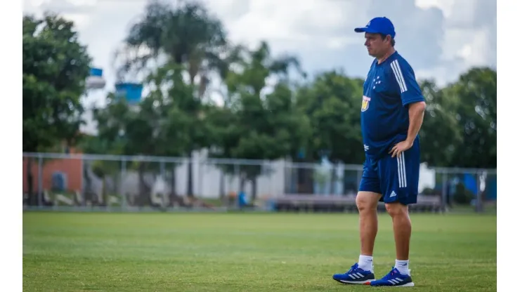 Antes de confirmar permanência de Adilson, Cruzeiro entrou em contato com Guto Ferreira