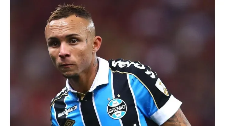 Grêmio chega à decisão final sobre futuro de Everton