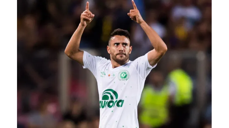 Alan Ruschel fala sobre exterior, mas quer ficar na Chape por honra