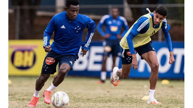 Cruzeiro fecha com atacante e concorrência aumenta para Angulo e Maurício