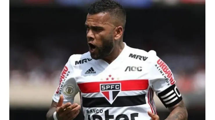 Agentes de Daniel Alves pensam em colocá-lo no Flamengo