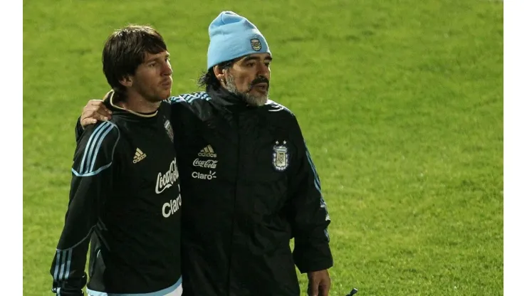 O craque Lionel Messi lamentou a morte de Diego Maradona nesta quarta-feira (25)
