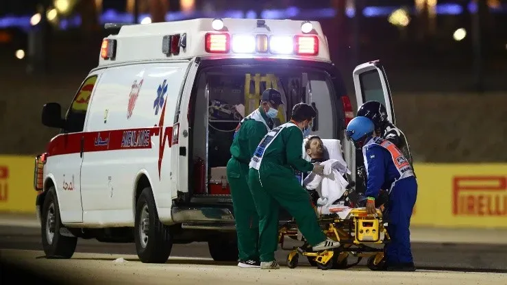 Romain Grosjean sendo atendido pelos médicos. (Foto: Getty Images)
