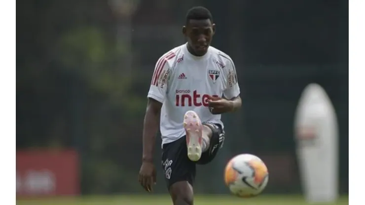 Léo perde a vaga entre os titulares - Foto: Rubens Chiri/São Paulo FC.
