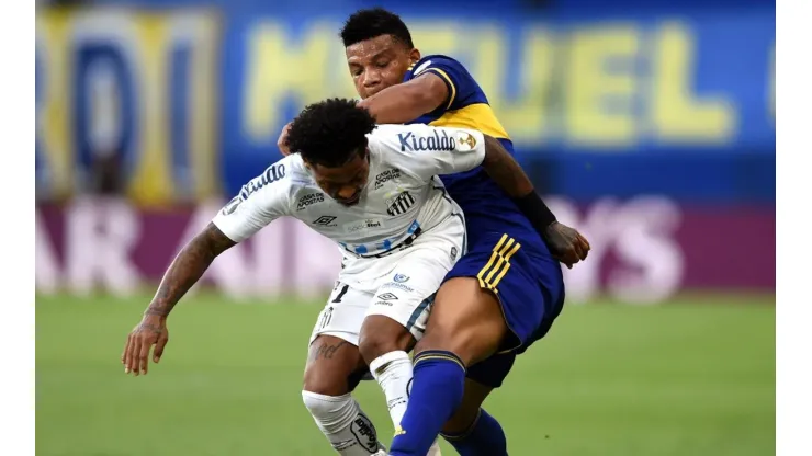 O lateral Frank Fabra foi expulso em Santos x Boca Juniors após agredir Marinho
