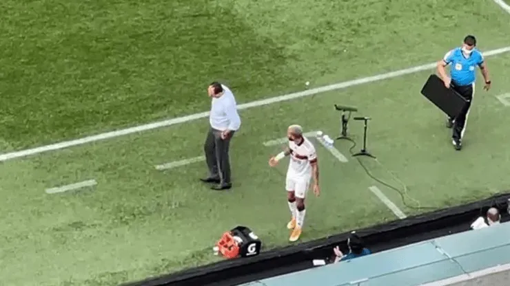 Gabigol e Rogério Ceni discutem após jogador do Flamengo ser substituído. (Foto: Reprodução)