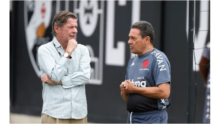 O Presidente Jorge Salgado conversou pessoalmente com elenco e comissão técnica (Crédito: Foto divulgada no Twitter do clube)
