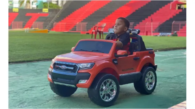 Dominic, filho do lateral-direito Patric do Sport, na Ilha do Retiro (Crédito: Foto publicada no Twitter do Sport Club do Recife)
