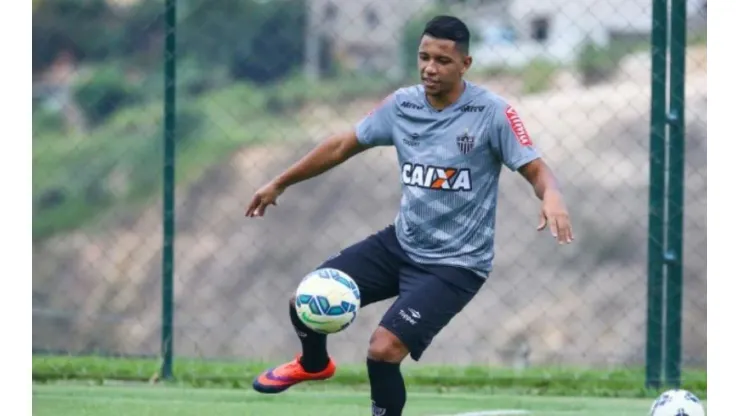 Atlético-MG deve rescindir contrato com volante Yago